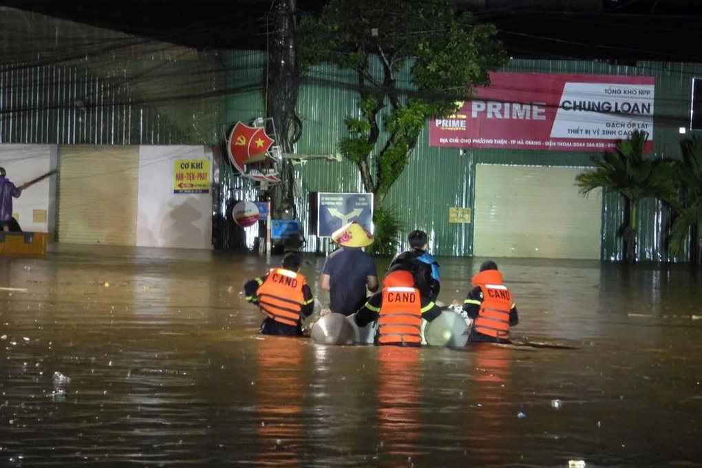 Nước lũ dâng cao tận tầng 2 nhà dân ở Tuyên Quang - 2 Nước lũ dâng cao tận tầng 2 nhà dân ở Tuyên Quang - 2