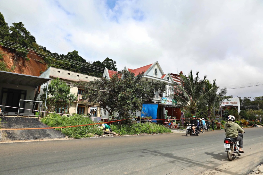 Xuất hiện vết nứt dài 700m trên đồi Trảng Bằng ở Lâm Đồng - 2