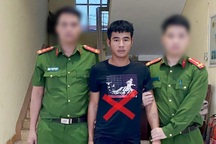 Bắt trộm gà và thóc bán lấy tiền tiêu xài