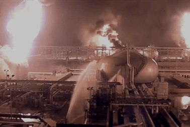 Khoảnh khắc nhà máy dầu Ả rập Xê út  nổ như “cầu lửa”