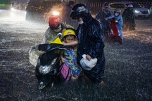 Mưa xối xả, người dân Đà Nẵng chật vật lội nước về nhà