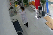 Clip tai nạn bất ngờ và nguy hiểm vì cửa kính khiến dân mạng rùng mình