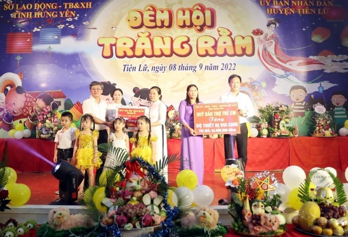 Bí thư Tỉnh ủy Hưng Yên Nguyễn Hữu Nghĩa (ngoài cùng bên phải) và Phó Chủ tịch UBND tỉnh Nguyễn Duy Hưng trao bộ thiết bị vui chơi cho trẻ em và quà tặng Trường Mầm non Dị Chế.