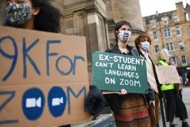 Anh: Sinh viên đòi hoàn học phí