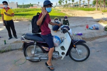 Vợ chồng nghèo bất ngờ khi được "đổi xe đạp lấy xe máy"