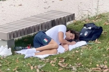 Nam thần vô địch Olympic ngủ vạ vật trong công viên, chê bai cơ sở vật chất