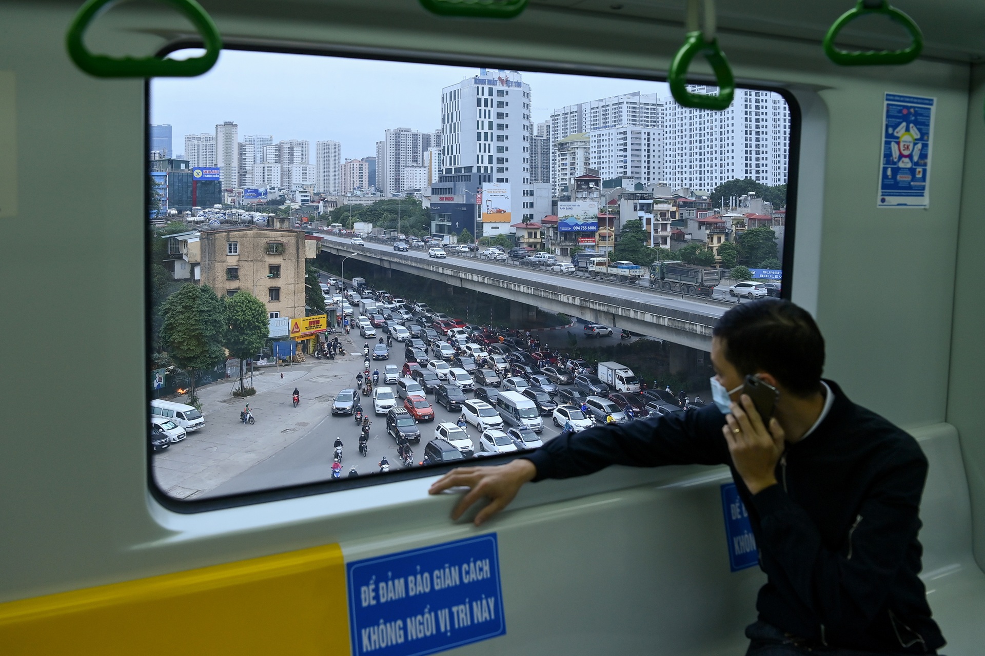 Giờ cao điểm: Tàu Cát Linh - Hà Đông kín khách, trục Nguyễn Trãi vẫn ùn tắc - 5 Giờ cao điểm: Tàu Cát Linh - Hà Đông kín khách, trục Nguyễn Trãi vẫn ùn tắc - 5