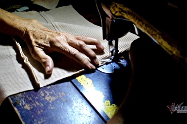 Cụ bà 40 năm may quần áo cho trẻ em nghèo