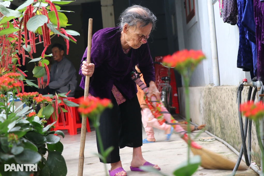 Cụ bà trên 100 tuổi bỗng mọc 10 cái răng, thích uống bia - 2 Cụ bà trên 100 tuổi bỗng mọc 10 cái răng, thích uống bia - 2