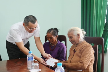 Không để sau Tết mới trao quà, tiền trợ cấp tới người có công