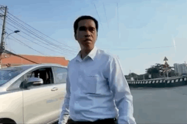 Lái xe lấn làn, hùa nhau bắt xe đi đúng phải lùi lại nhường đường