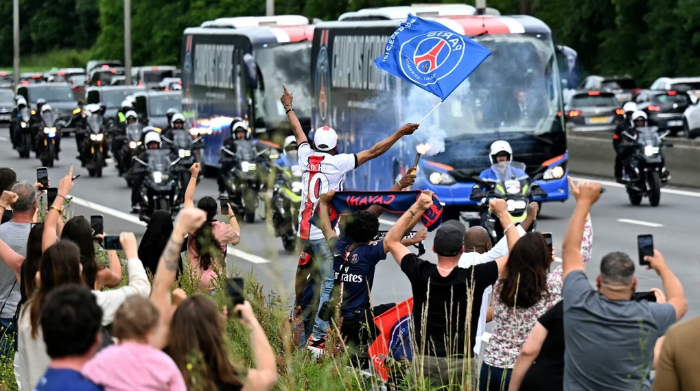 Biển người chào đón các cầu thủ PSG ăn mừng chức vô địch Champions League - 5 Biển người chào đón các cầu thủ PSG ăn mừng chức vô địch Champions League - 5