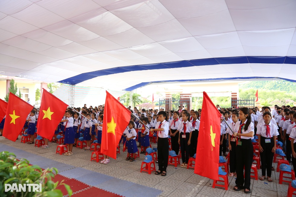 Báo Dân trí trao thẻ Bảo hiểm y tế tới hàng trăm học sinh miền Trung - 9 Báo Dân trí trao thẻ Bảo hiểm y tế tới hàng trăm học sinh miền Trung - 9