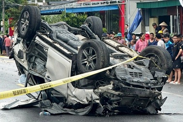Ô tô lật ngửa sau va chạm với xe máy, một người tử vong