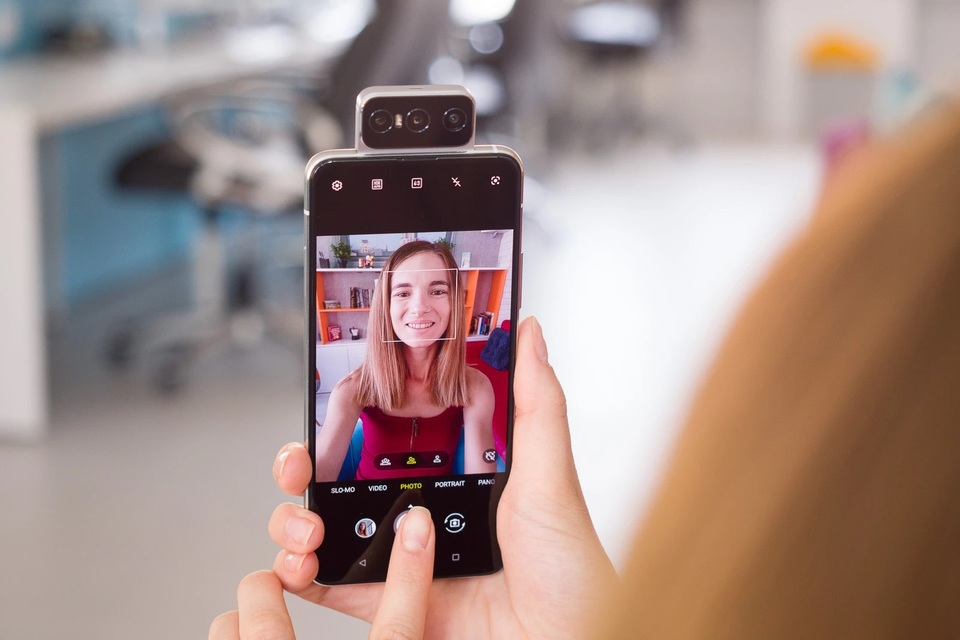 Asus trình làng bộ đôi smartphone ZenFone 7 với thiết kế camera lật - 3 Asus trình làng bộ đôi smartphone ZenFone 7 với thiết kế camera lật - 3