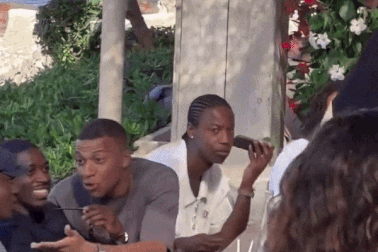 Người mẫu khiến danh thủ Kylian Mbappé "ngây người" là ai?