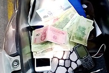 Phát hiện một xe máy bỏ lại bên đường cùng... 1,6 tỷ đồng