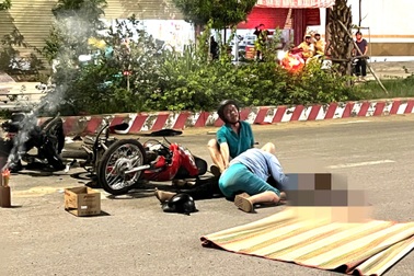 Cha mẹ ôm thi thể con trai gào khóc sau vụ tai nạn ở Bình Dương