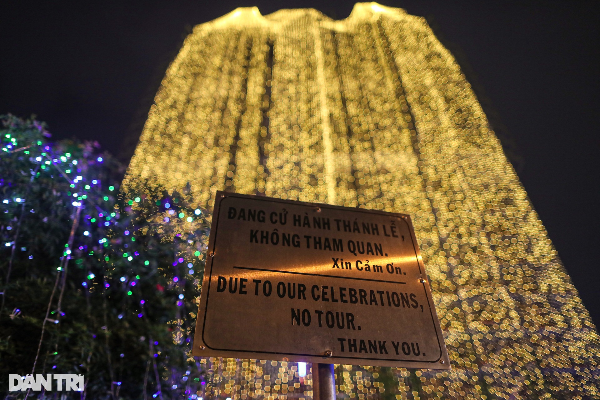 Many young people wait all night to enter Notre Dame Cathedral to celebrate Christmas - 4