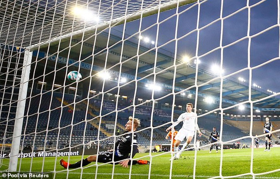 Lewandowski và Muller tỏa sáng, Bayern Munich thắng đậm ở Bundesliga - 1 Lewandowski và Muller tỏa sáng, Bayern Munich thắng đậm ở Bundesliga - 1