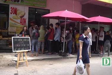 Người Sài Gòn xếp hàng "rồng rắn" để ăn sầu riêng trả hạt