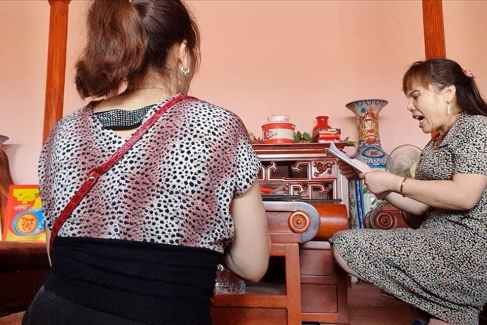 Cô Năng nhập hồn, cô Hòa đúc vàng giả và sự u mê - 1 Cô Năng nhập hồn, cô Hòa đúc vàng giả và sự u mê - 1