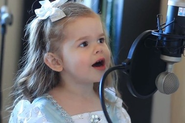 Bé 3 tuổi hát nhạc phim Nàng tiên cá cực đỉnh