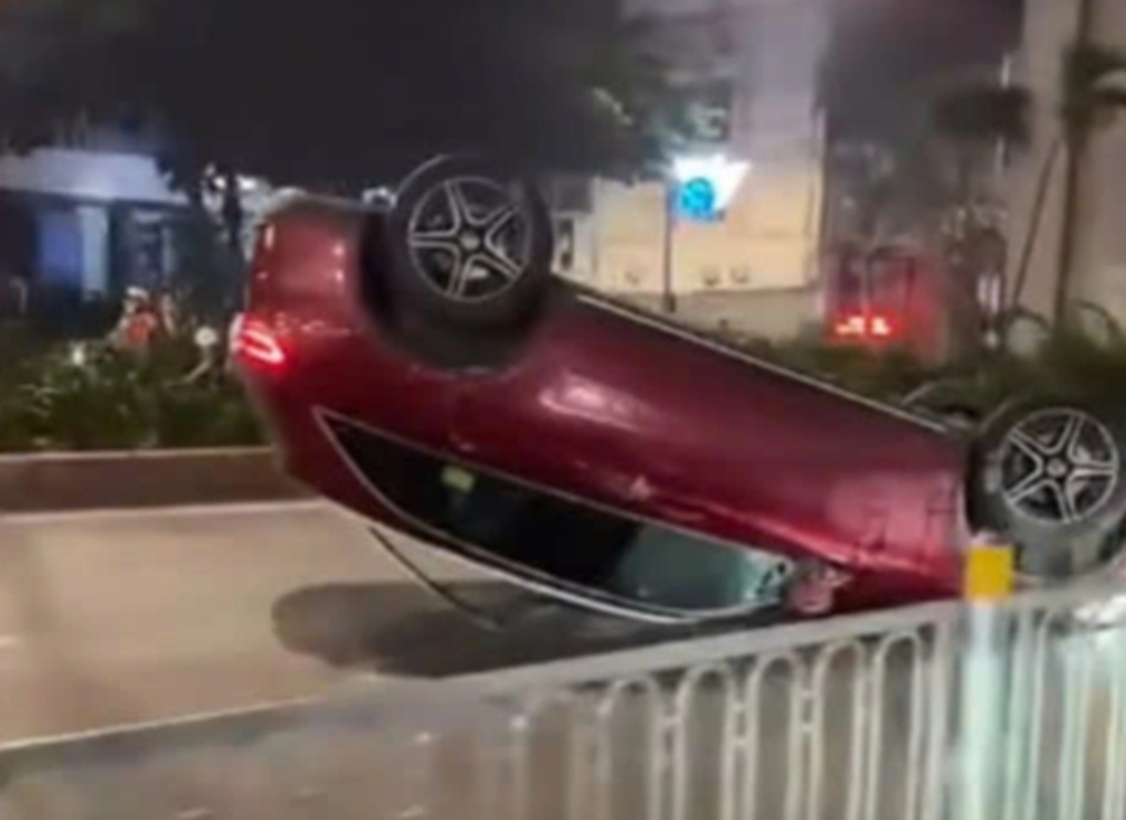 Ô tô phơi bụng giữa đường Hà Nội sau khi tự đâm vào dải phân cách - 1