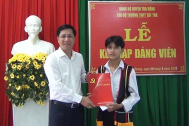 Quảng Ngãi: 71 học sinh được kết nạp Đảng