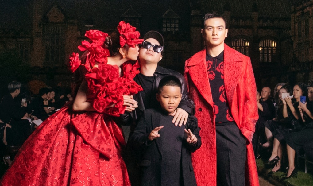 Thanh Hằng diện đầm nặng hơn 15kg, hôn má Đỗ Mạnh Cường kết show - 12