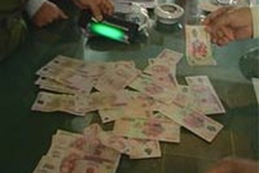 Bắt quả tang cặp vợ chồng tiêu thụ tiền giả