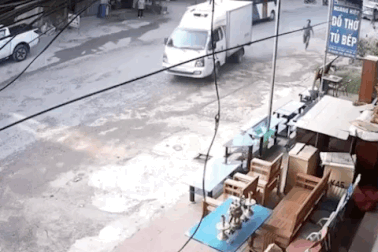 Quên kéo phanh tay, tài xế hớt hải đuổi theo xe tải trôi dốc