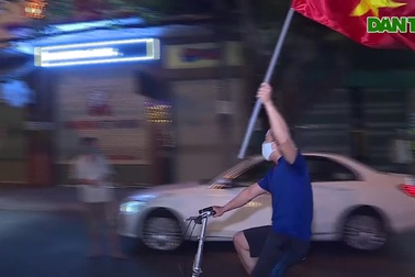 Người dân Đà Nẵng vui mừng thời khắc khu phố được gỡ rào phong tỏa