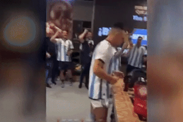 Messi quậy tưng bừng trong phòng thay đồ của đội tuyển Argentina