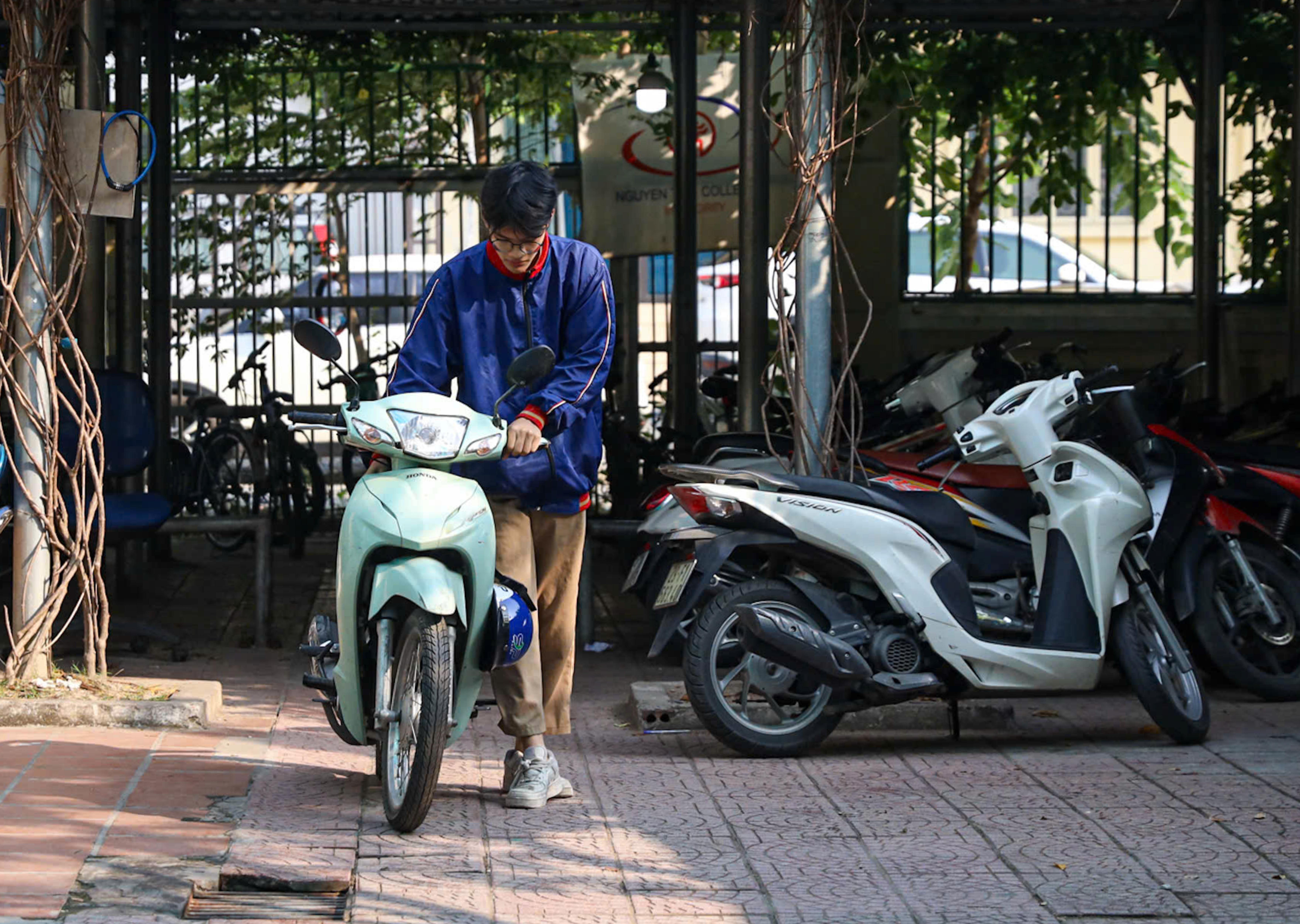 Gallery - Nhan nhản học sinh, sinh viên vi phạm luật giao thông ở Hà Nội | Báo Dân trí