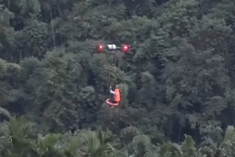 Dùng máy bay không người lái cứu nạn nhân bị lũ cô lập ở Lâm Đồng