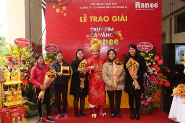 Táo Xuân Bắc hào hứng trao Cặp Cá Vàng Ranee đến khách hàng may mắn tại Hà Nội