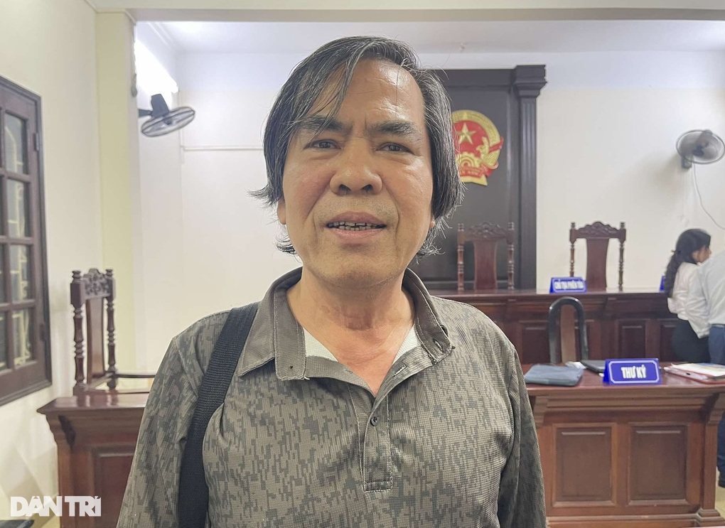 Tạm dừng phiên tòa xử vụ cựu sinh viên đòi ĐH Kinh tế quốc dân bồi thường - 1 Tạm dừng phiên tòa xử vụ cựu sinh viên đòi ĐH Kinh tế quốc dân bồi thường