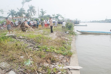 Phát hiện thi thể đang phân hủy trôi trên sông