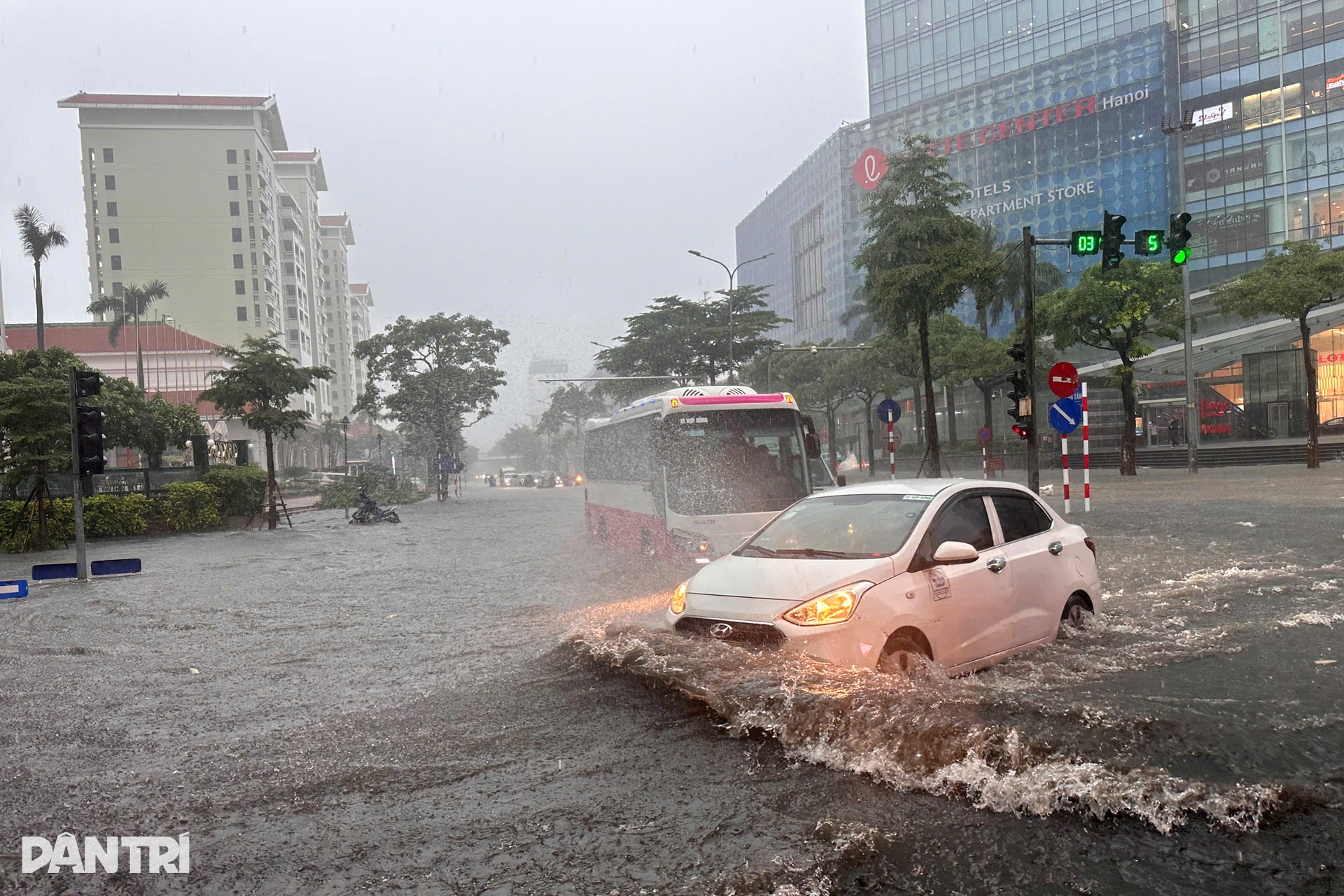 Hà Nội mưa trắng trời, quảng trường SVĐ Mỹ Đình thành biển nước mênh mông - 16 Hà Nội mưa trắng trời, quảng trường SVĐ Mỹ Đình thành biển nước mênh mông - 16