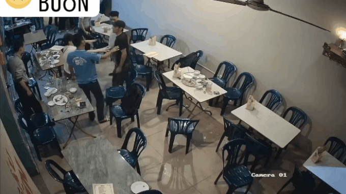 Thẳng tay ném cốc sang bàn bên, thanh niên ra tát tới tấp vào mặt người đàn ông vì một cái nhìn đểu - Ảnh 3. Thẳng tay ném cốc sang bàn bên, thanh niên ra tát tới tấp vào mặt người đàn ông vì một cái nhìn đểu - Ảnh 3.