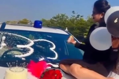 Vợ sĩ quan cảnh sát Ấn Độ ăn sinh nhật trên capo xe công gây phẫn nộ