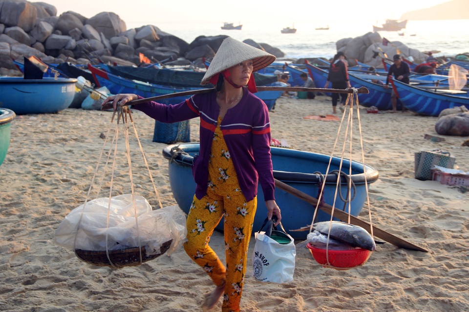 Những lao động làng chài mưu sinh trong buổi sáng sớm - 8 Những lao động làng chài mưu sinh trong buổi sáng sớm - 8