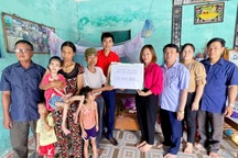 Gần 200 triệu đồng đến với cô bé bại não ở Hưng Yên