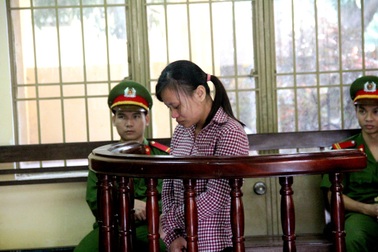 Đâm chết mẹ nuôi vì mâu thuẫn trong quan hệ đồng tính