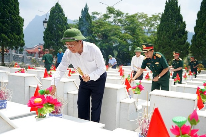 Phó Thủ tướng Thường trực Phạm Bình Minh thắp hương tại phần mộ các liệt sỹ đang yên nghỉ tại Nghĩa trang Liệt sỹ quốc gia Vị Xuyên. (Ảnh: Minh Tâm/TTXVN).