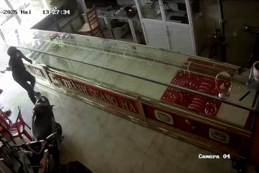 Chủ tiệm vàng vật lộn với 2 tên cướp ở TPHCM