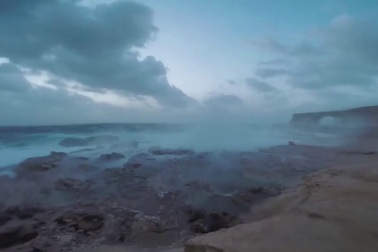 Sóng đánh dữ dội vào cổng vòm đá Azure Window nổi tiếng