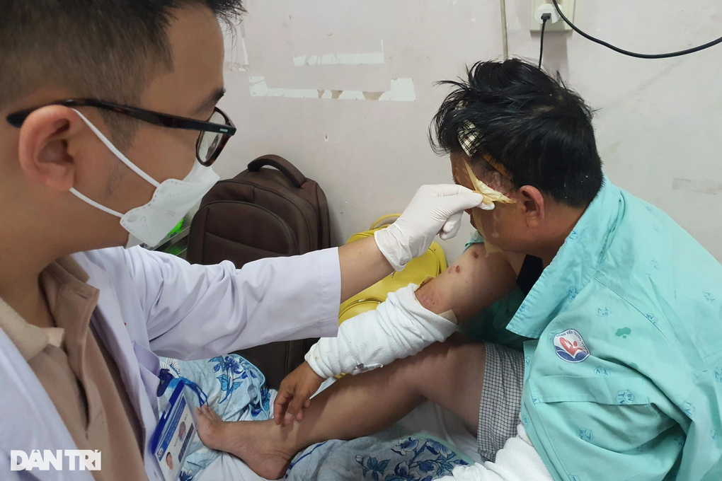 Mua chai hóa chất 75.000 đồng về thông bồn cầu, cha con ở TPHCM bỏng nát da - 4 Mua chai hóa chất 75.000 đồng về thông bồn cầu, cha con ở TPHCM bỏng nát da - 4