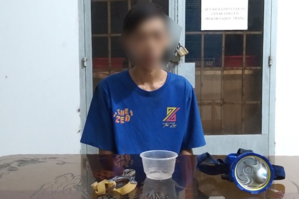 Thanh niên 17 tuổi bắn bi sắt vào CSGT cho bõ tức - 1 Thanh niên 17 tuổi bắn bi sắt vào CSGT cho bõ tức - 1